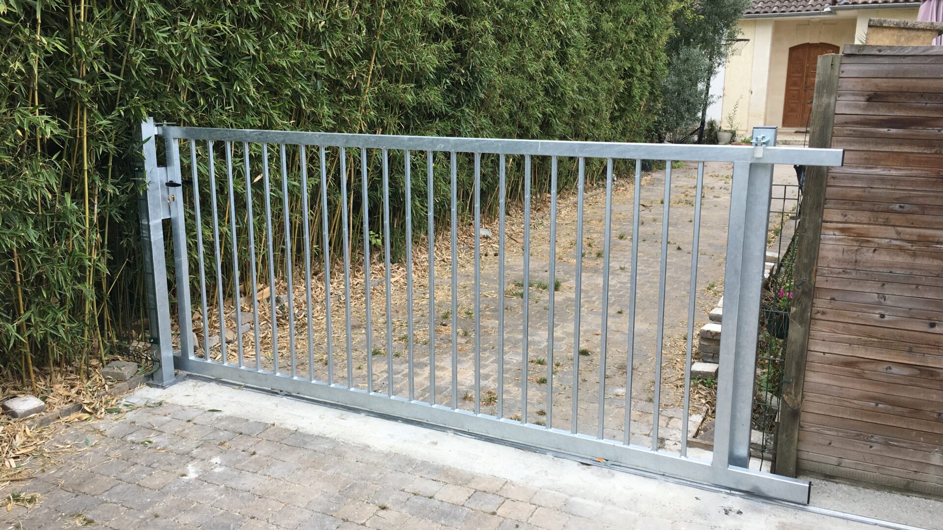 Portail acier galvanisé modèle Athènes — Gironde n°1 - photo 1 - Ludovic Lecourt, metallier Bordeaux Gironde