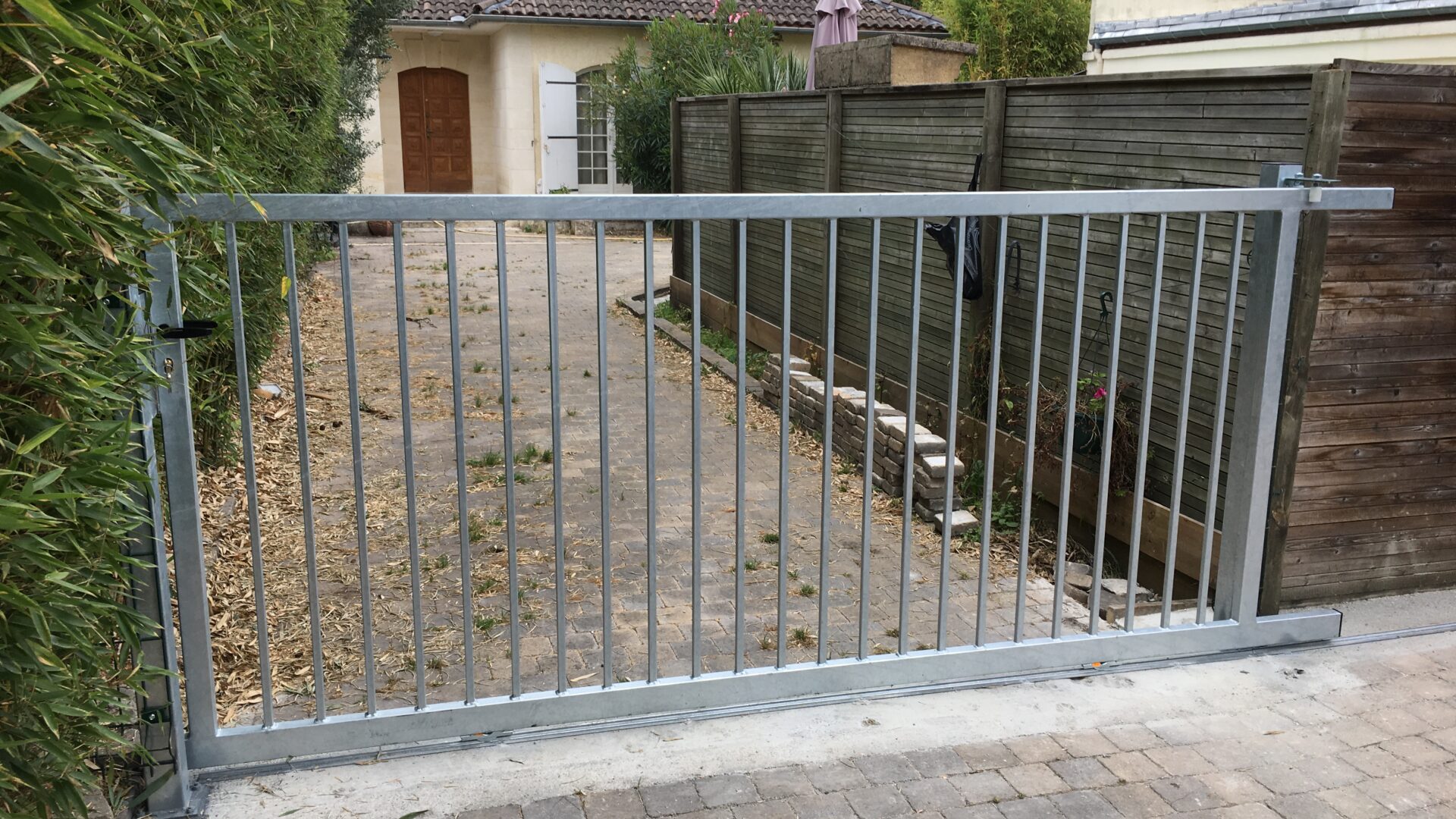 Portail acier galvanisé modèle Athènes — Gironde n°1 - photo 2 - Ludovic Lecourt, metallier Bordeaux Gironde