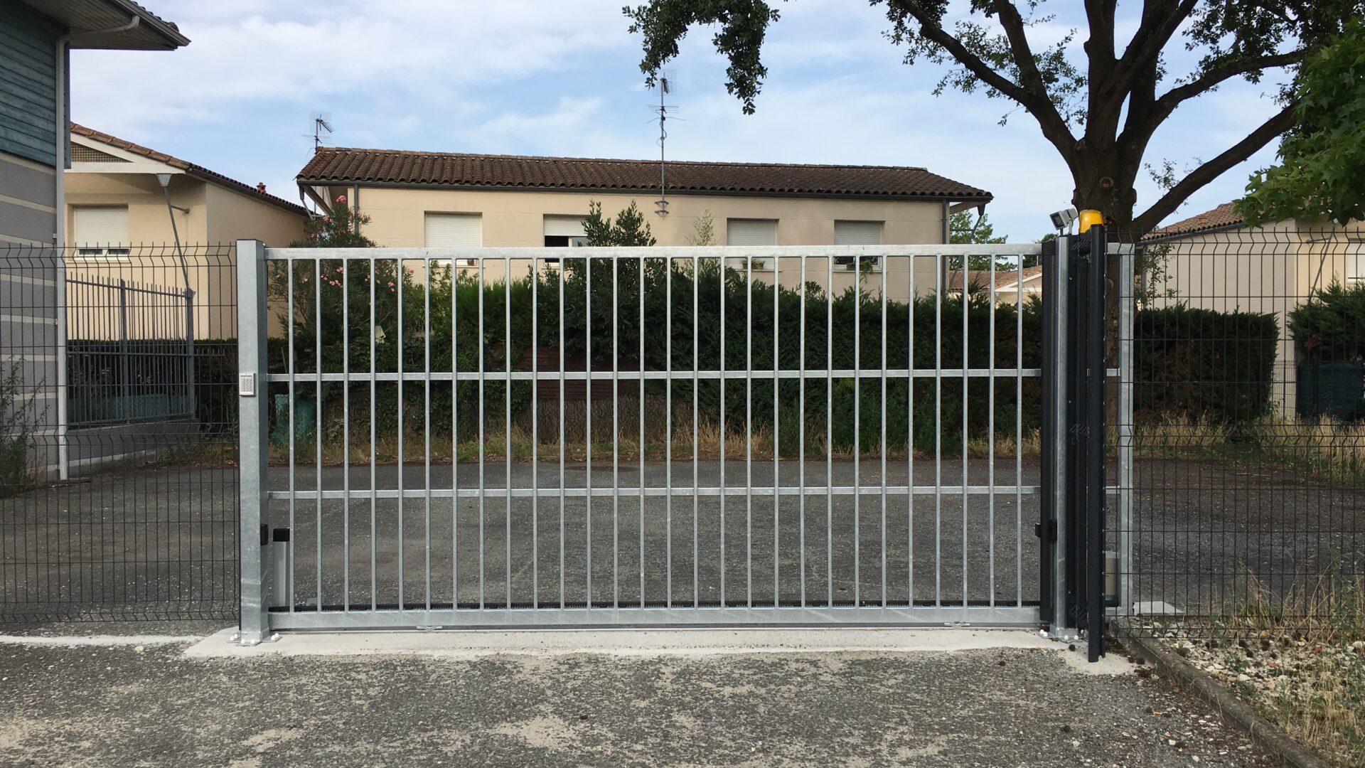 Portail acier galvanisé modèle Athènes — Gironde n°3 - photo 1 - Ludovic Lecourt, metallier Bordeaux Gironde